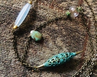 Sautoir goutte tribale filigranée, bronze patiné vert-de-gris, perle sea glass opale, goutte de mer, globe transparent, bohème, pièce unique
