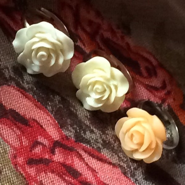 Bague fleur en résine blanche ou ivoire ou abricot sur anneau argenté réglable / ajustable, rétro-romantique