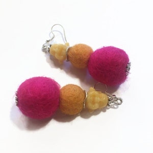 Boeddha hoofd oorbellen in gele hars op fuchsia en oranje vilten pompons, veelkleurig, boho, boho “Christmas Bonze”