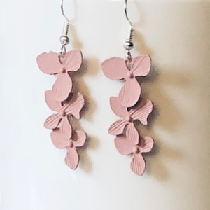 Ohrringe Orchideenblüten in Rosa-Beige, Altrosa, Vintage-Rosa in Bündeln oder Tropfen, Girlande, sanfte Farbe, minimalistisch