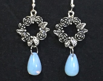 Boucles d’oreilles dormeuses gouttes opale blanc bleu en opaline, couronne de Roses argenté, vintage, rétro romantiques “Fleurs de givre”