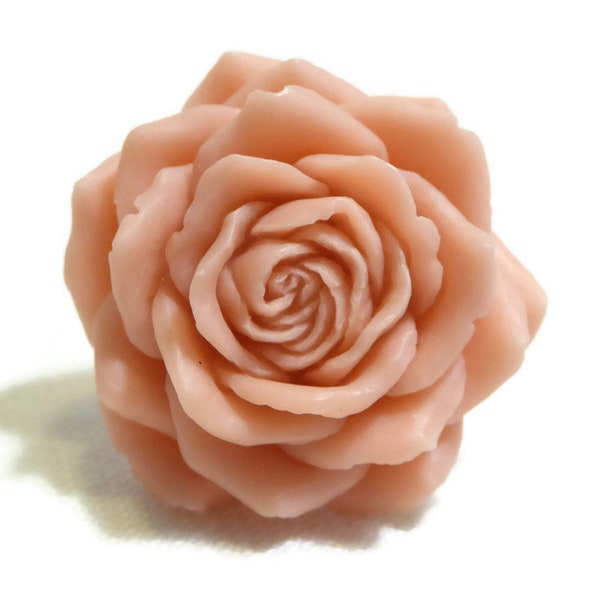 Grande bague fleur nude, rose poudré, pêche, rose saumooon clair, forme camélia ou pivoine en résine , sur anneau ajustable en métal argenté