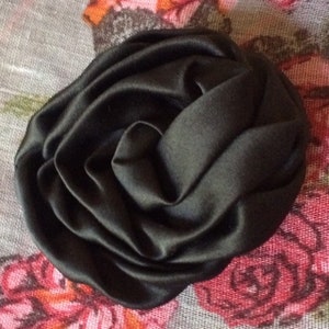 Broche fleur noire en tissu satiné, rétro-romantique, douce et délicate, élégante, chic, rétro image 2