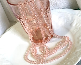 Sautoir extra long rose vintage transparent en perles rondelles de cristal facetté (120cm), reflets, éclats, scintillements
