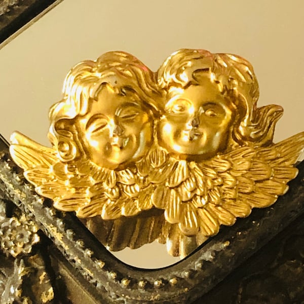 Broche de deux têtes d’anges ailés dorés en résine. Vintage, baroque, renaissance, kitsch. Bijou attendrissant et décalé.