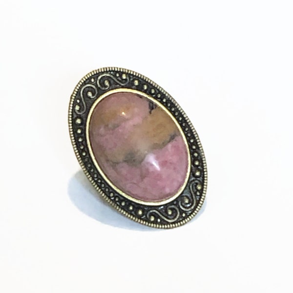 Bague rose et bronze en pierre de rhodonite paysage ovale sur support ethnique ovale allongé, boho chic, bohème, image abstraite et douce