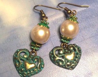 Boucles d'oreilles cœur bronze antique patiné vert de gris/turquoise, style baroque, et perle nacrée, coupelles et intercalaires patinées