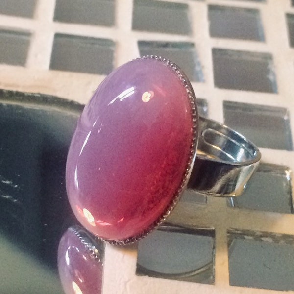 Bague rose foncé/violine/prune opale en verre tchèque, ovale bombé, sur support réglable doré ou argent à choisir, simple et classique