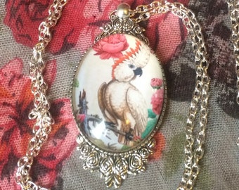 Collier pendentif multicolore avec oiseau de paradis sur médaillon argenté gravé roses et chaîne, bohème, boho, baroque, rétro romantique