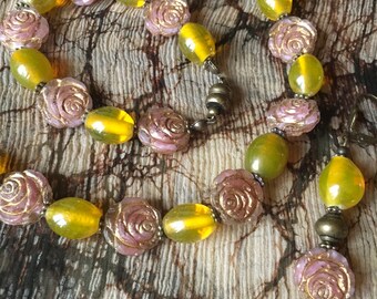 Parure ras du cou, boucles, bracelet vert anis, rose, doré, bronze, en perles de cristal de Bohème ciselées forme de Rose, perles bronze