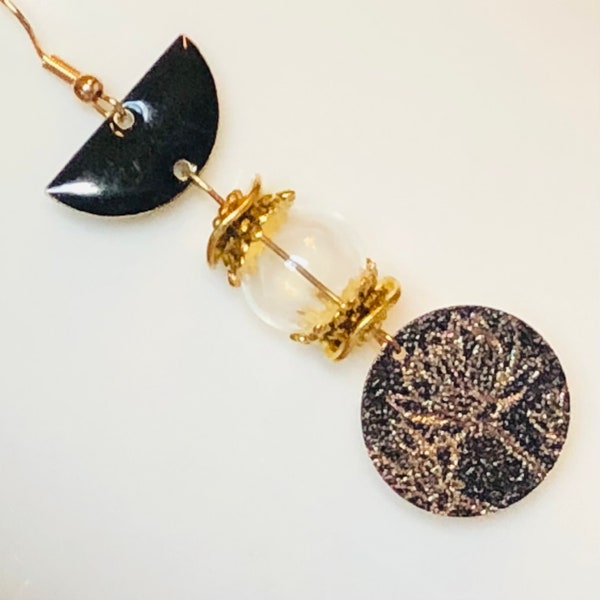 Boucles d’oreilles noires et or d’un globe sous demi-lune émaillée sur sequin fleur de lotus pailletée or, fêtes et soirées, insolite