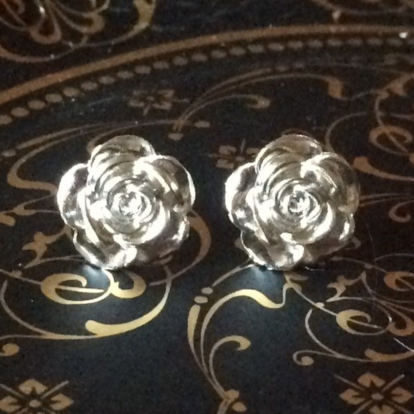 Boucles d’oreilles puces, fleurs argentées forme Rose, en résine sur clous argentés inoxydables (12mm). Romantiques, nouveauté, vintage