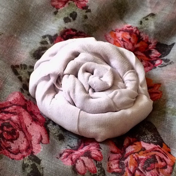 Grande broche fleur mauve pâle / lavande clair en soie faite main. Rétro, vintage, romantique, shabby, boho chic, bucolique