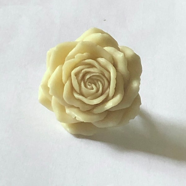 Grande bague fleur jaune pâle, forme pivoine ou camélia en résine, sur anneau ajustable en métal argenté