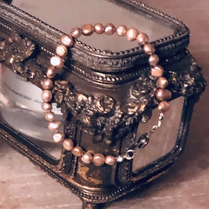 Armband aus barocken Süßwasser-Zuchtperlen, hellviolett, rosa-beige, jede in einer anderen Form. Vintage, schick und zart