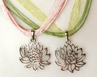 Collier court pendentif fleur de lotus argentée ajourée asymétrique sur cordon de coton et organza rose pâle ou vert olive.