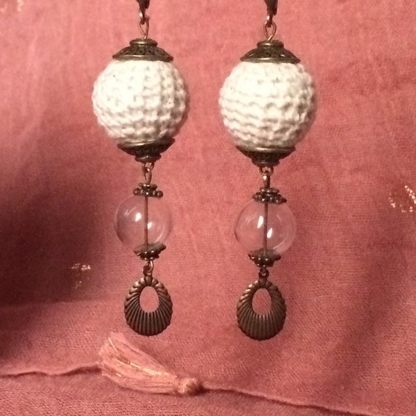 Boucles d’oreilles dormeuses bronze, écru/blanc cassé/naturel et transparentes en perles de crochet, bulles/globes et larmes de métal