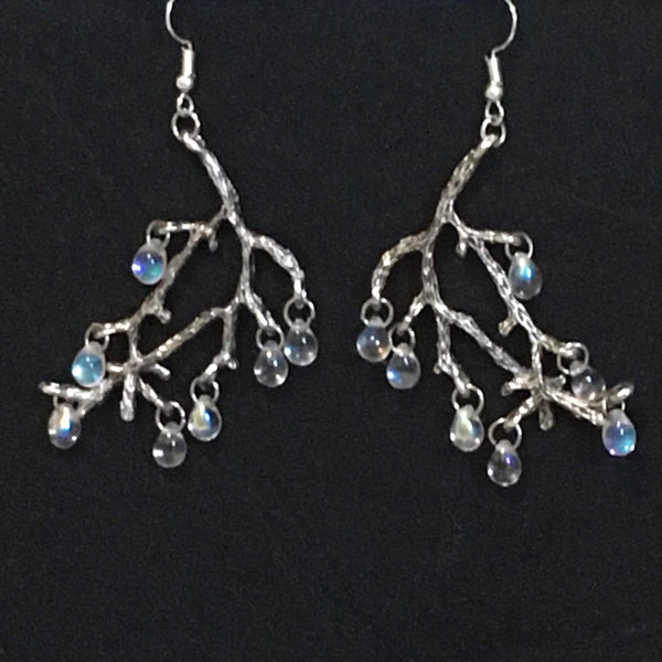 Boucles d’oreilles branche d’arbre argentées et petites gouttes en cristal irisé tchèques, rustiques, féeriques, nature “Magie d’hiver”