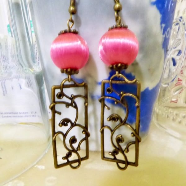 Boucles d'oreilles rose fuchsia et bronze antique, perle en tissu de satin, breloque vigne ajourée, fleur, exotiques, chinoises, orientales