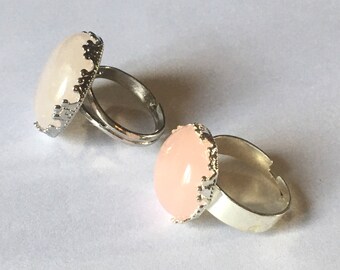 Bague cabochon rond (16mm ou 20mm) en quartz rose sur support rond argenté brillant à couronne délicatement dentelée