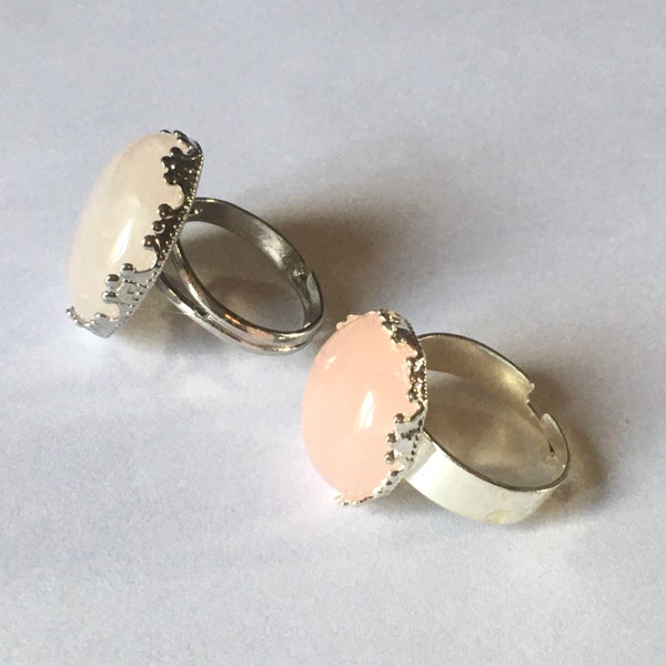 Bague cabochon rond (16mm ou 20mm) en quartz rose sur support rond argenté brillant à couronne délicatement dentelée