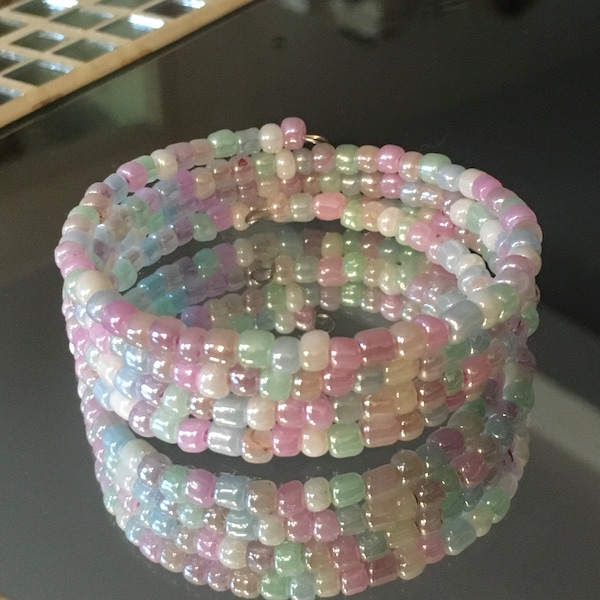 Bracelet manchette wrap pastel multicolore / arc-en-ciel en rocaille nacrée sur fil à mémoire de forme, multirangs, quatre rangs