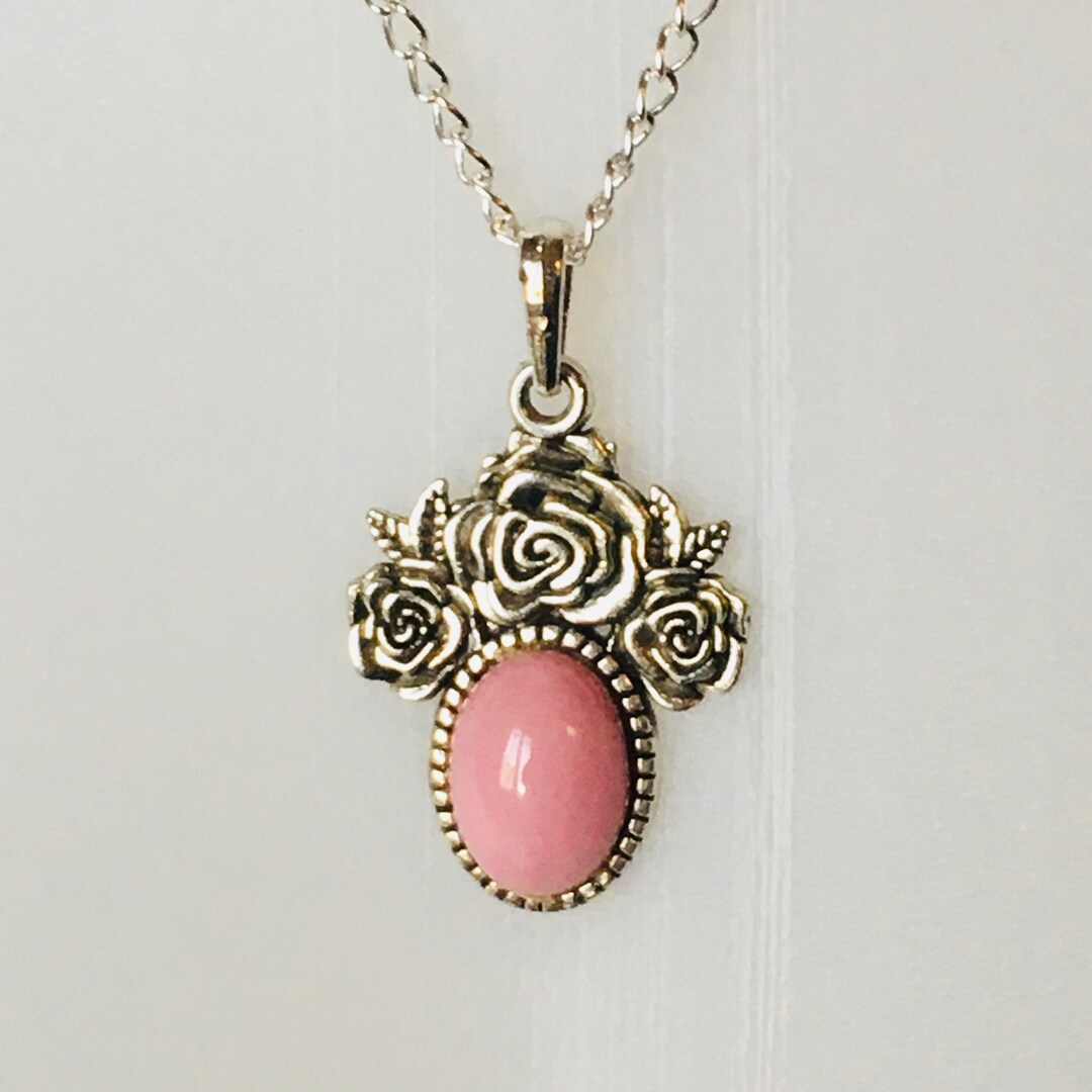 Verre Rose Ancien Pendentif Camée Rose – Portrait Vintage En Cabochon, Plaqué Or – Bijou D'occasion Collier Plaque Or