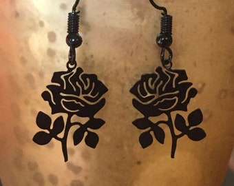 Petites boucles d’oreilles fleurs forme roses noires filigranées découpe laser. Fines et légères. Sur crochet d’oreille noir.