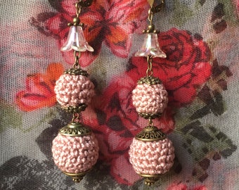 Boucles d’oreilles en perles de crochet taille dégradée vieux rose, fleur clochette sur perle irisée, vintage, bucoliques “Baies d’averse”