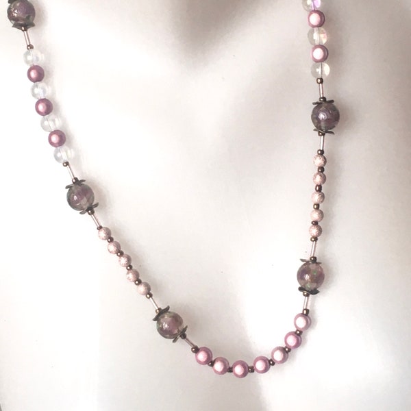 Collier de perles vieux rose variées (magiques, stardust, Murano, rocaille…) et transparentes pour une harmonie nostalgique et romantique.