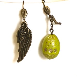 Asymmetrical sleeper earrings with anise green and gold 3D egg in Bohemian glass and two-sided bronze angel wing decorated with a rose