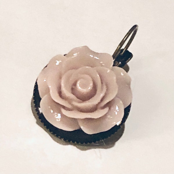 Boucles d’oreilles grandes dormeuses rondes mauves lavande à fleur forme rose en résine sur bronze, rétro romantique, vintage