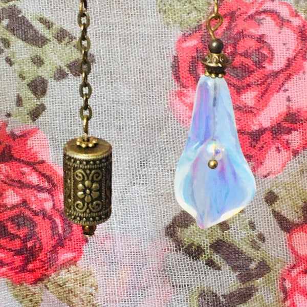 Boucles d’oreilles pendantes asymétriques sur chaîne bronze, grande fleur 3D en opaline et perle tambour gravé fleurs stylisées