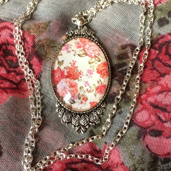 Collier pendentif argent ovale gravé roses, médaillon guirlande de fleurs roses et rouges, rétro-romantique, vintage, baroque, boho, bohème