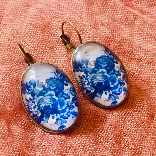 Boucles d'oreilles dormeuses ovales bronze, roses bleues fond blanc façon porcelaine, fleurs vintage, verre, bucolique, romantique, rustique