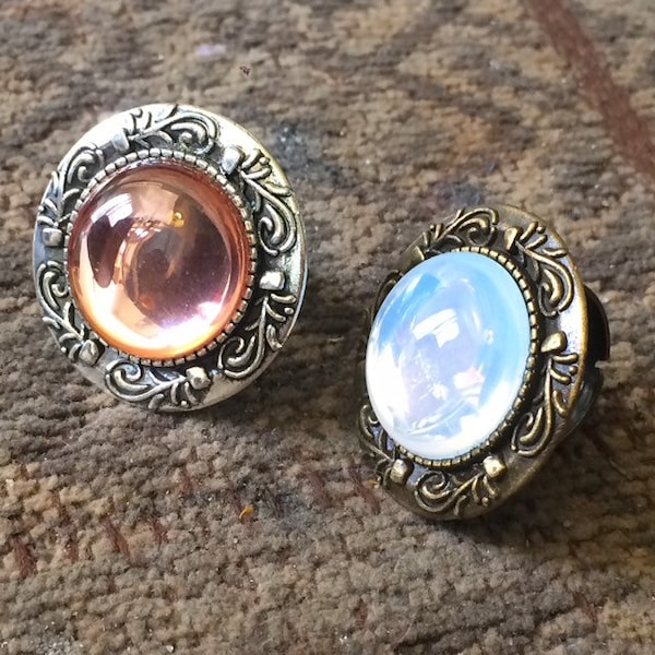 Bague opale bleu ou rose ethnique, cabochons en verre tchèque, support bronze ou argenté, motif feuilles stylisées arabesques, vintage