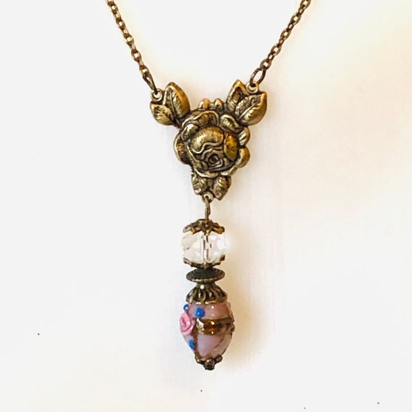 Collier pendentif bronze et mauve gravé Rose, perle rondelle cristal facettée, perle olive lampwork fleurie, rétro romantique, vintage