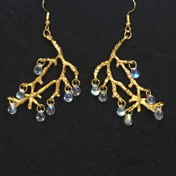 Boucles d’oreilles branche d’arbre dorées ou or avec petites gouttes tchèques en cristal irisé, féeriques, rustiques “Magie d’hiver”