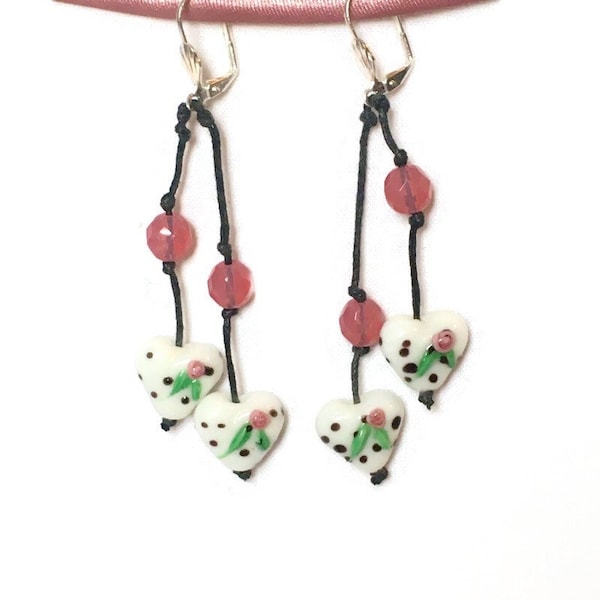 Boucles d’oreilles, perles cœurs lampwork blancs, pois noirs, fleur rose, feuille et unies rondes opale rose facettées. Réglisse de jadis.