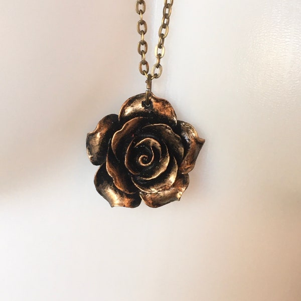 Collier pendentif grosse fleur forme Rose couleur bronze (34mm) sur longue chaîne métal couleur bronze, rétro romantique, longueur à choisir