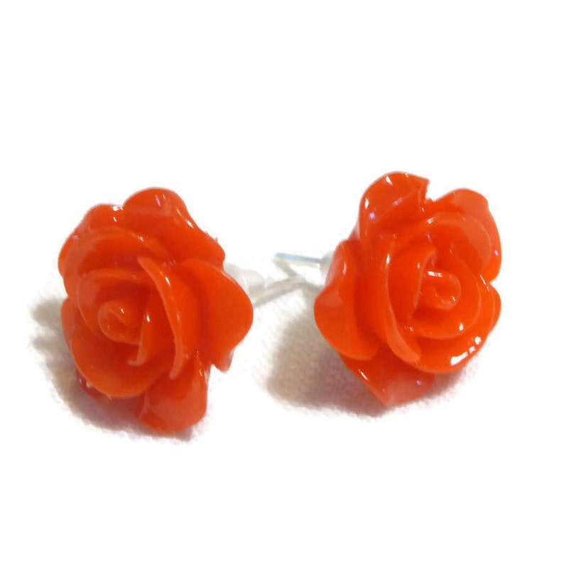 Rose-shaped flower earrings in red resin, retro-romantic image 1