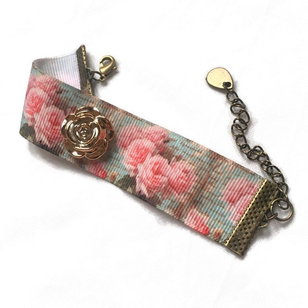 Bracelet manchette impression photo roses pompons mousseuses en tissu et cabochon fleur en résine or rose, vintage, romantique