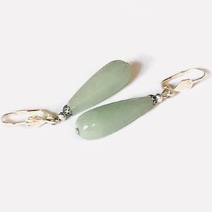 Lange hangende oorbellen van saliegroene aventurijn, rond, kegelvormig, glad, verzilverd, natuurlijk, eenvoudig, elegant
