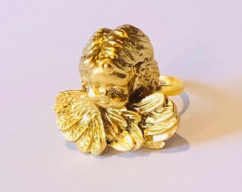 Bague ange doré et ailes en collerette en résine  sur anneau doré réglable, ajustable, baroque, kitsch, vintage