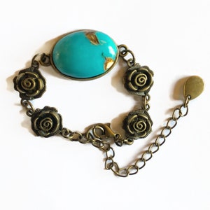 Bracciale in turchese, bronzo e oro in pietra di diaspro blu oceano su catena a maglie di fiori. Rococò, vintage, barocco, romantico, Art Nouveau