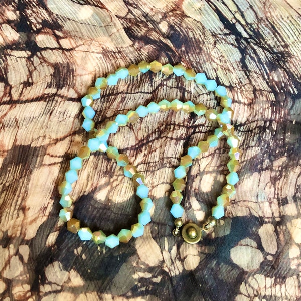 Collier ras de cou en perles de cristal bicolore turquoise et beige, toupies facettées aux couleurs de “Marée basse”
