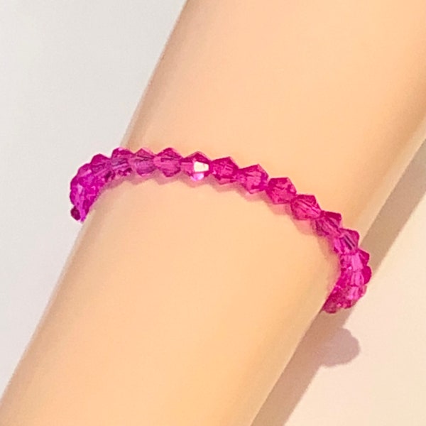 Bracelet en cristal à perles facettées rose fuchsia forme bicône façon vintage, classique. Chic, fin et simple. Sur mesure.