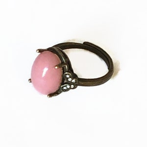 Anello rosa e bronzo, cabochon ovale di forma antica incastonato con vetro di Boemia vintage, mini strass discreti, barocco, romantico retrò, boho