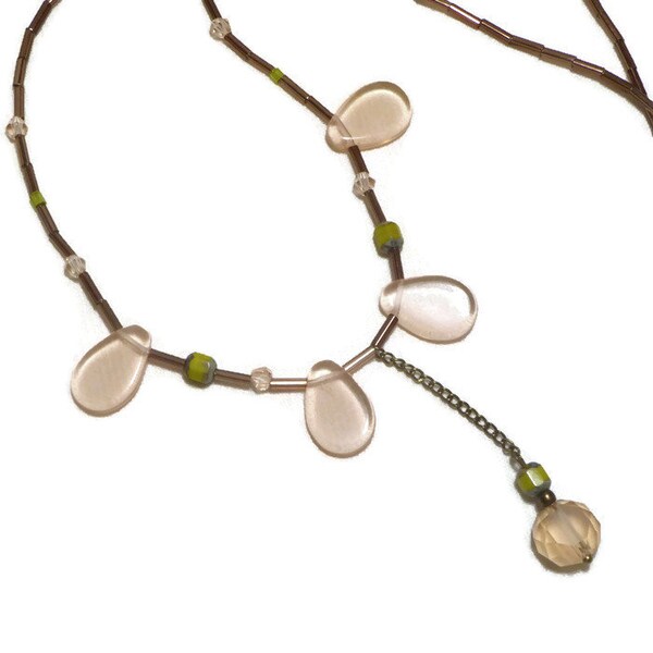 Collier court/ras de cou fleur rose poudré, vert olivine, bronze, perles transparentes, facettées, givrée, printemps, cadeau saint Valentin