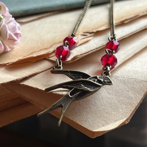 Zwaluwvogelketting met rode kristallen en brons met quotekaart "Oh, The Places You'll Go", boho-sieraden, geschenkverpakking